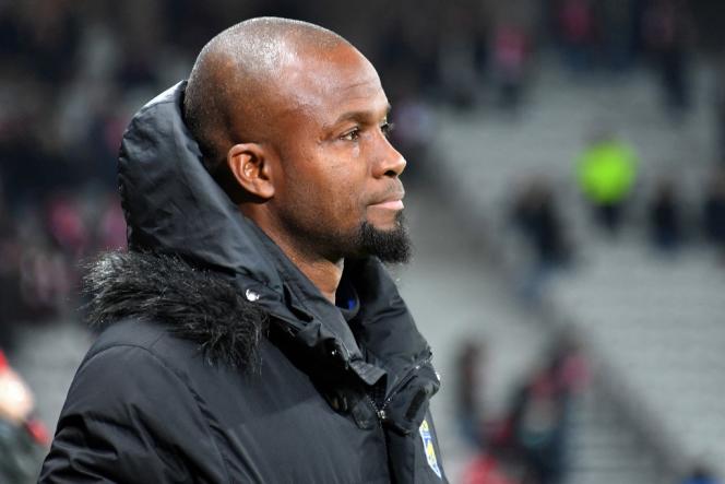 Omar Daf coaching during a match