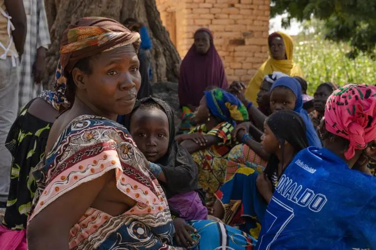 Une femme et son enfant, déplacés par le conflit dans le centre du Mali