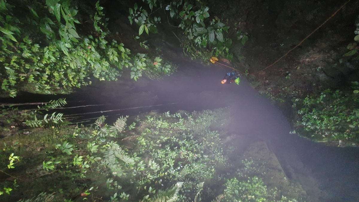 Des experts lèvent le voile sur le mystère qui se cache sous un gouffre de 350 mètres de profondeur à Phong Nha - Ke Bang.