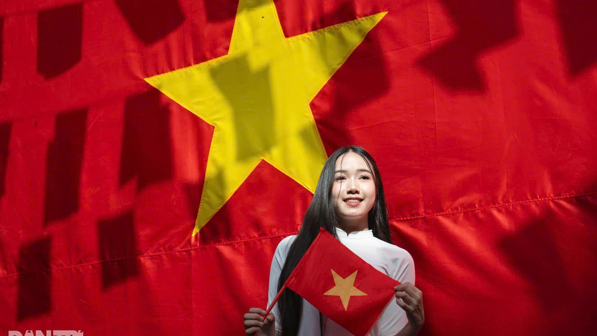 Les studios photo d'Hanoï sont en plein essor avec des séances photos mettant en scène des ao dai blancs (robe traditionnelle vietnamienne) et le drapeau vietnamien pour la fête du 30 avril.
