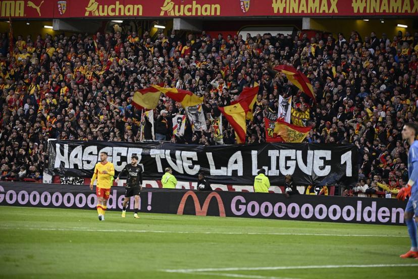 A large banner displayed by Lens supporters