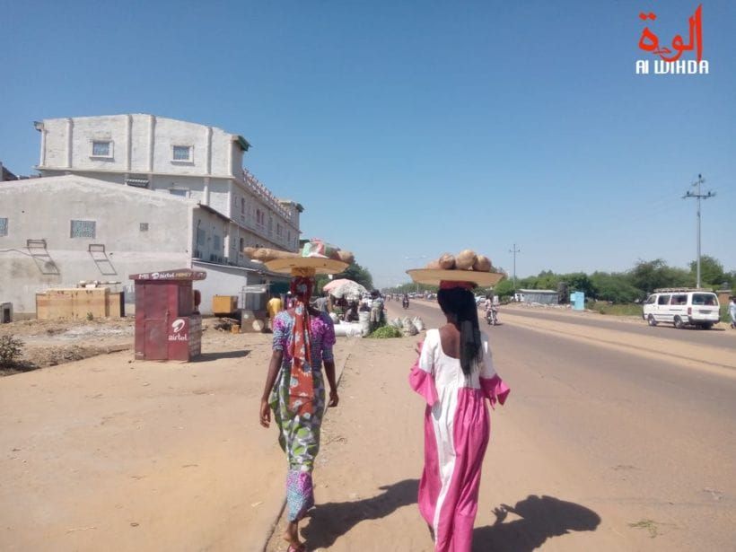 Tchad street vendor with child