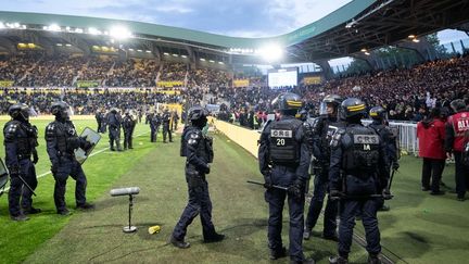 Les forces de l'ordre ramènent le calme à la Beaujoire, le 17 mai 2026. (AFP)