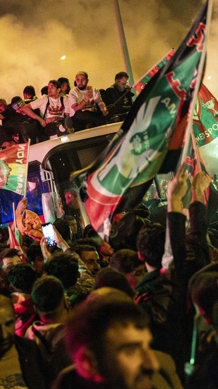 Les joueurs d'Amedspor célèbernt leur montée en D1 turque, le 3 mai 2026. (AFP)