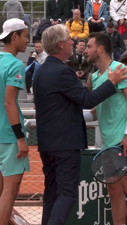 Rei Sakamoto et Pedro Martinez séparés par l'arbitre à la fin de leur match du 1er tour des qualifications de Roland-Garros, le 19 mai 2026. (FRANCEINFO: SPORT)