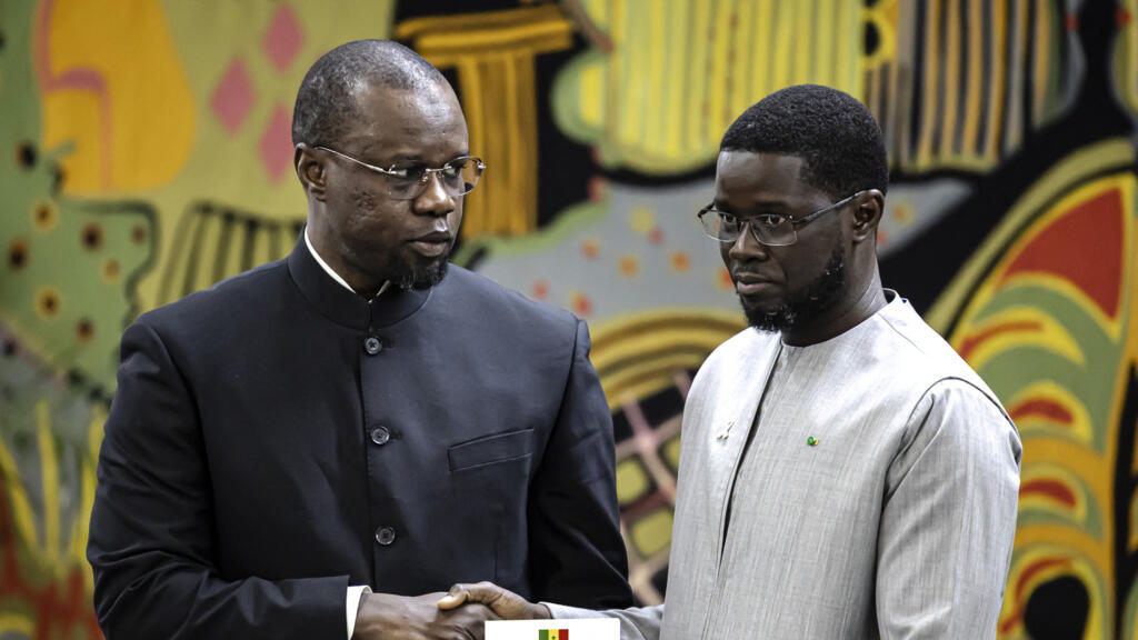 L'ancien Premier ministre sénégalais Ousmane Sonko (à gauche) et le président Bassirou Diomaye Faye (à droite) au palais présidentiel de Dakar, le 16 octobre 2025.