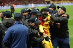 Le 18 janvier, lors de la finale de la CAN face au Maroc, des supporters sénégalais aux prises avec des membres de la sécurité. (Samuel Shivambu/Backpage Pix/Icon Sport)