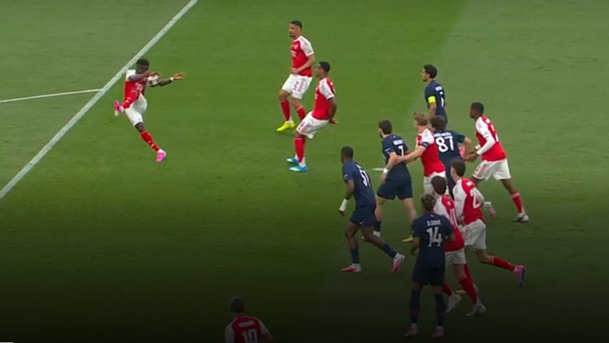 Bukayo Saka’s arm position during the controversial incident