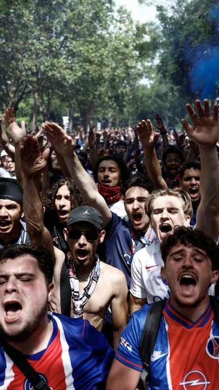 Les supporters du PSG aux abords du Parc des Princes, le 30 mai 2026. (KENZO TRIBOUILLARD / AFP)