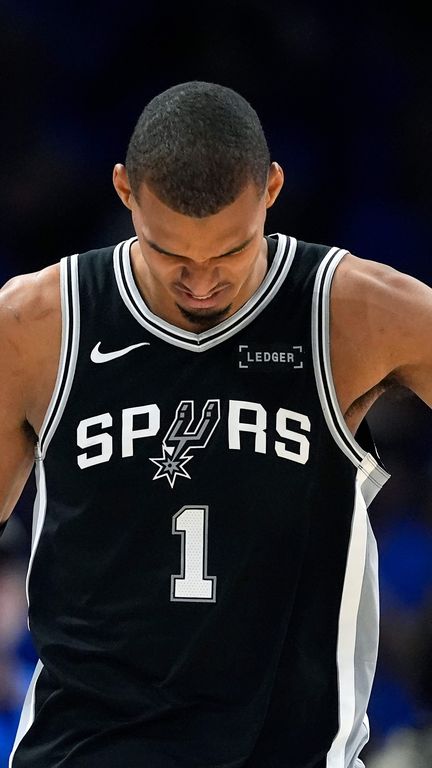 La star française des Spurs, Victor Wembanyama, savoure après l'exploit de San Antonio, qualifié pour la finale NBA après avoir sorti le Thunder d'Oklahoma City, champion en titre, le 30 mai 2026. (TONY GUTIERREZ / SIPA)