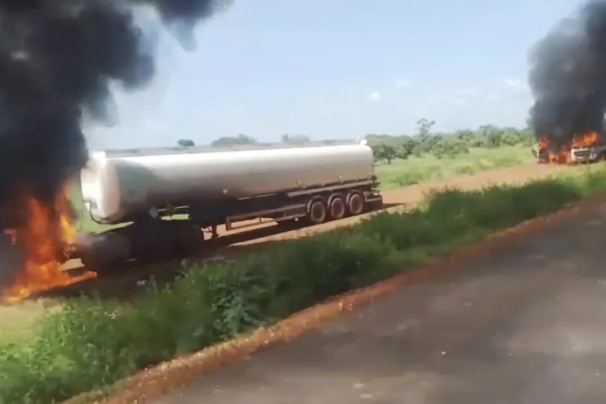 Camions-citernes incendiés dans le cadre du blocus imposé par le Jnim sur les axes de la région de Kayes depuis le début de septembre 2025.