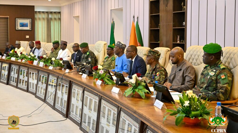 Bénin and Niger leaders shake hands during official meeting