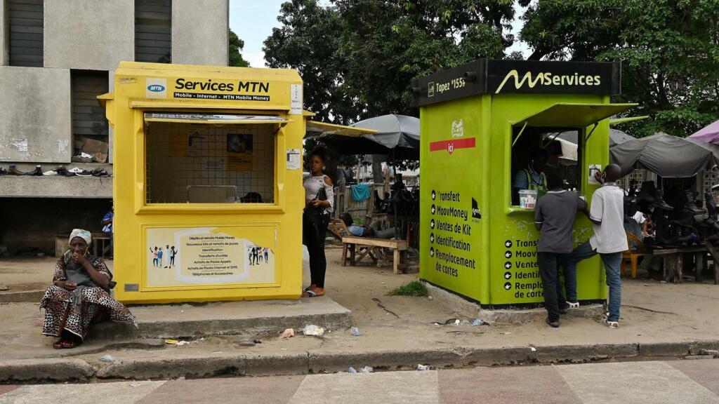 Des agences de transfert d'argent mobile dans un quartier d'Abidjan, en Côte d'Ivoire. 