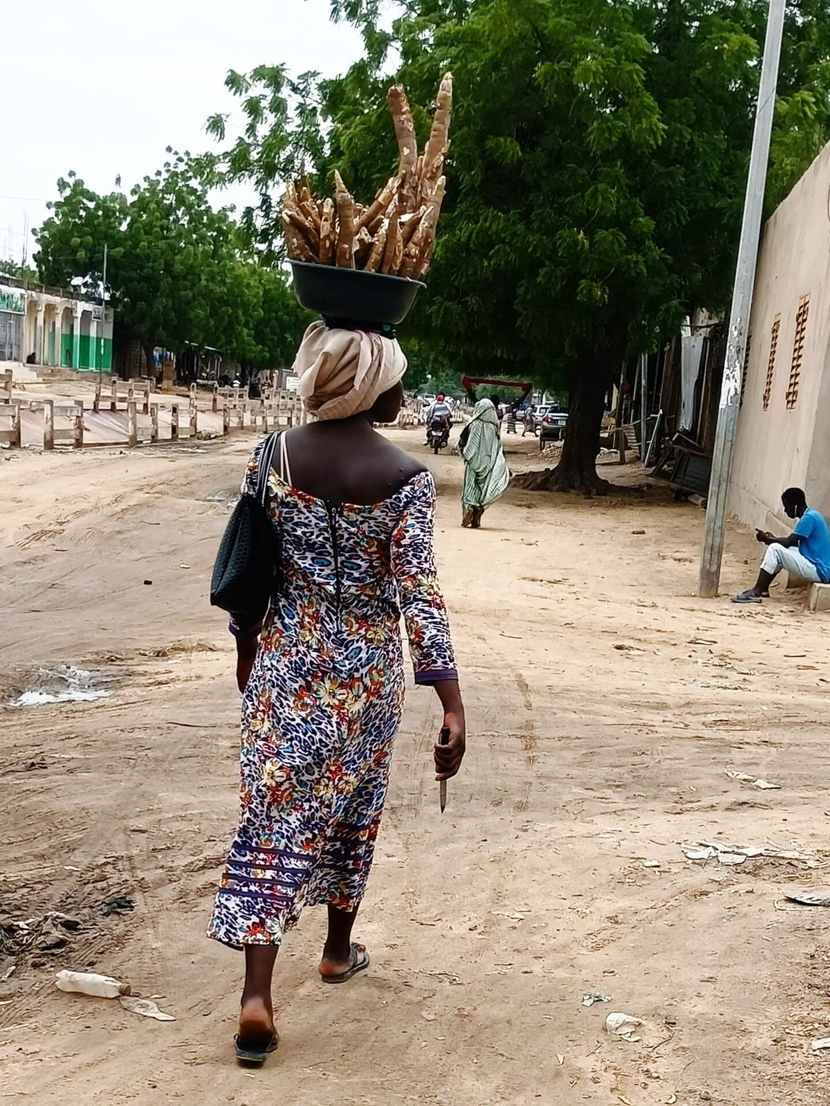 N’Djamena: a teenage girl builds her future by selling cassava during school breaks