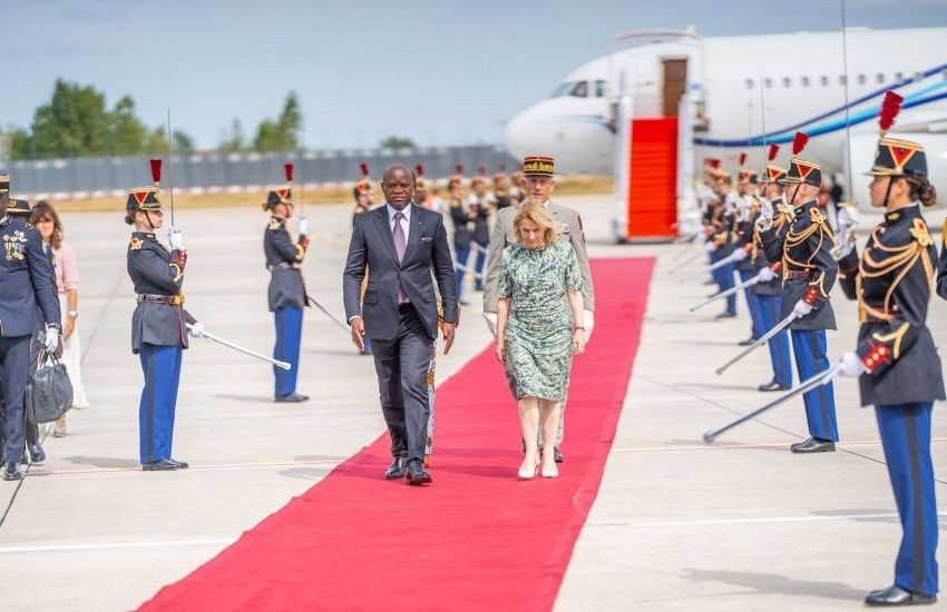 President Oligui Nguema of Gabon and the French Minister of Culture during a bilateral meeting