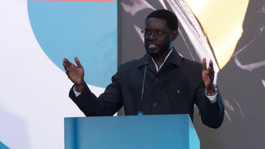 Le président sénégalais Bassirou Diomaye Faye fait un geste de la main alors qu'il s'adresse au public lors d'une cérémonie de lancement de «Kiiraay», son nouveau parti, à l'hôtel King Fahd, dans le quartier des Almadies à Dakar, le 25 juillet 2026.