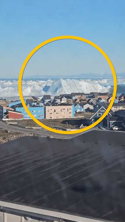 Un immense iceberg se retournant au large du Groenland (Mona Hansen)