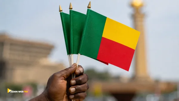 Bénin’s national flag waving against a clear sky
