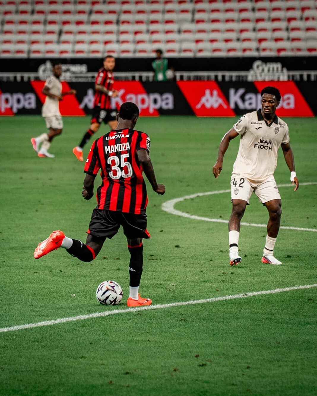 OGC Nice Lorient Mandza balle au pied contre le FC Lorient.