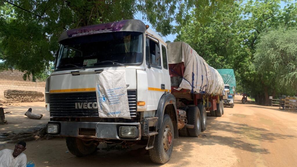Un convoi de camions de marchandises en provenance du Nigeria stationne à Kourgui, au Cameroun, le 16 septembre 2026.
